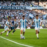 Nazionale argentina con la maglia albiceleste durante un'azione di gioco su campo da calcio
