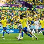 Nazionale brasiliana Seleção con la maglia gialla durante una partita su campo da calcio