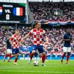 Nazionale croata Vatreni con la maglia a scacchi durante una partita su campo da calcio