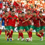 Nazionale marocchina Leoni dell'Atlante con la maglia rossa durante una partita su campo da calcio
