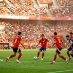 Nazionale spagnola La Roja con la maglia rossa durante una partita su campo da calcio
